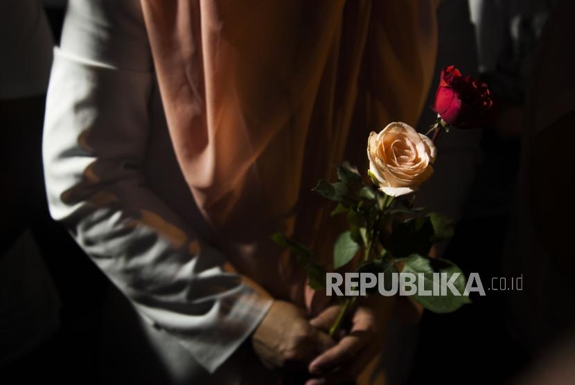 [Ilustrasi] Bunga mawar berwarna merah dan putih menjadi simbol dalam acara doa bersama untyk korban meninggal kerusuhan di Mako Brimob. 