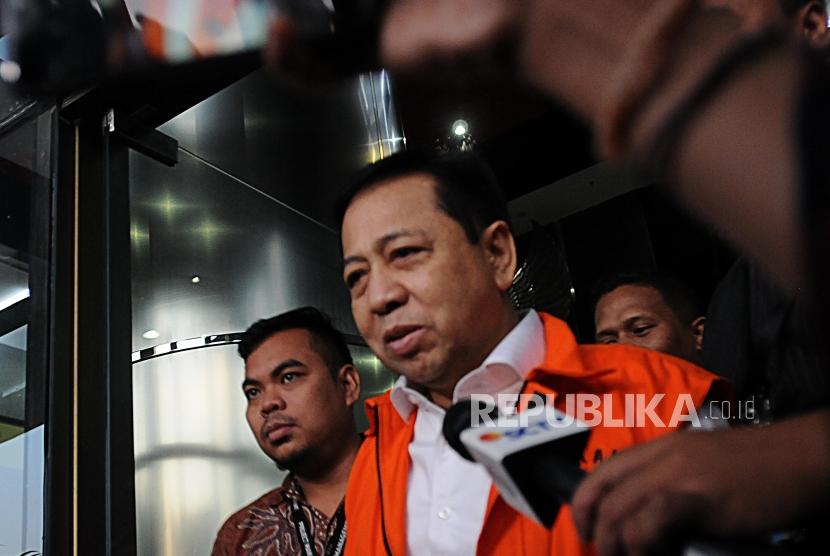 Terdakwa Kasus korupsi E-KTP Setya Novanto usai menjalani pemeriksaan di Gedung KPK, Jakarta, Senin (9/4).