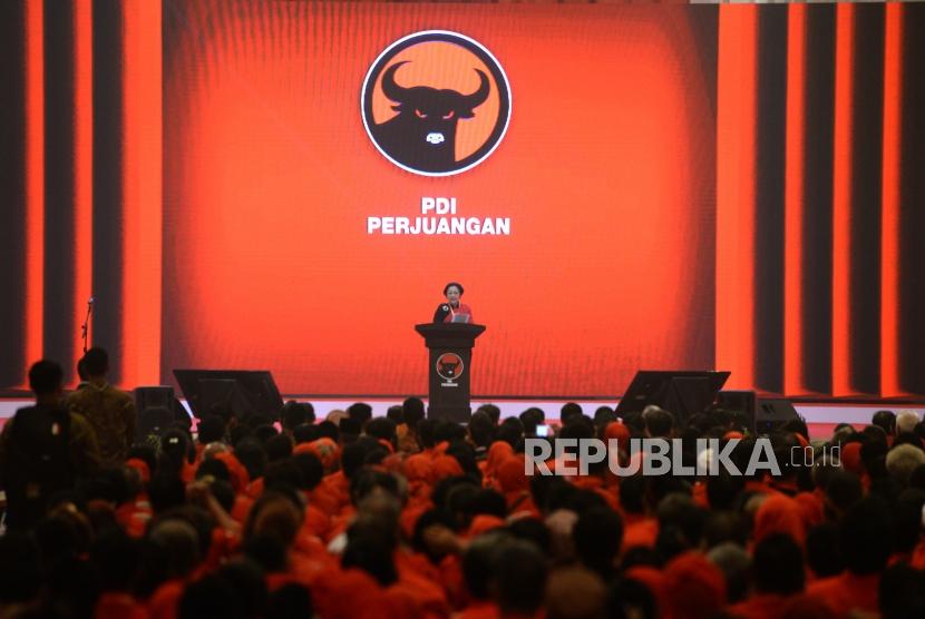 HUT PDI Perjuangan. Ketua Umum PDI Perjuangan Megawati Soekarnoputri  memberikan arahan saat HUT ke-45 PDI Perjuangan di Balai Sidang Jakarta, Rabu (10/1).