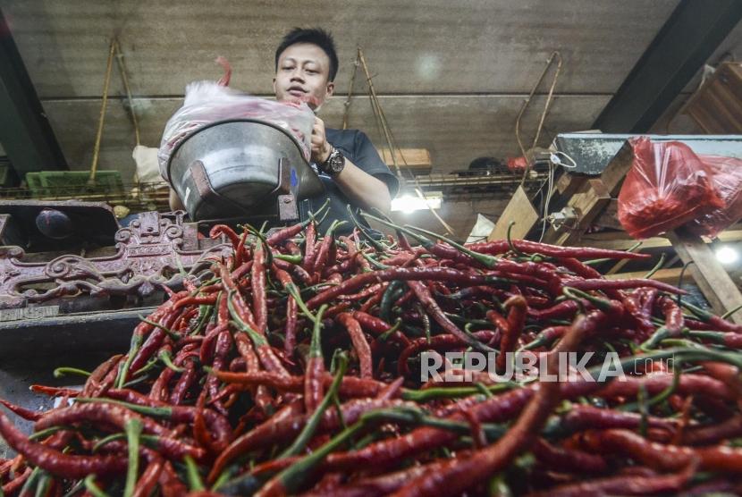 Harga Cabai Naik. Pedagang memilah cabai yang siap jual di Pasar Inpres Senen, Jakarta Pusat, Ahad (21/7).