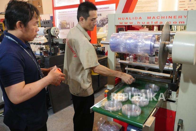 Seorang operator mesin, sedang mengoperasikan mesin pencetak plastik yang sedang beroperasi  pada pameran Indoplas, Indopack, Indoprint di JIEXPO Kemayoran Jakarta, Rabu (19/9).