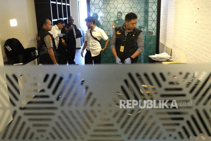 Penggeledahan Kantor PSSI. Petugas dari Satgas Anti Mafia Bola menggeledah Kantor PSSI di Jakarta, Rabu (30/1/2019).