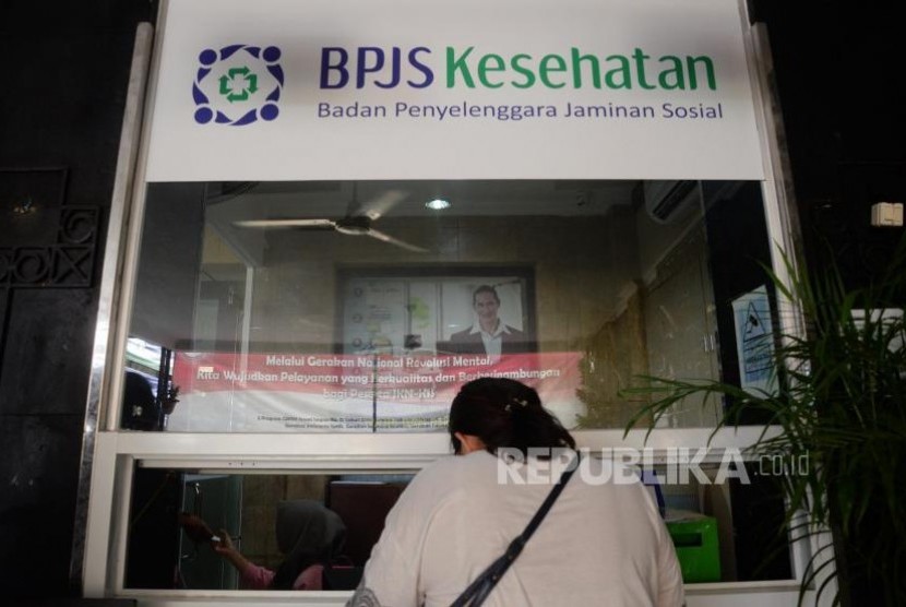 Petugas melayani warga di kantor Badan Penyelanggara Jaminan Sosial (BPJS) Kesehatan KCU Jakarta Pusat, Rabu (1/11).