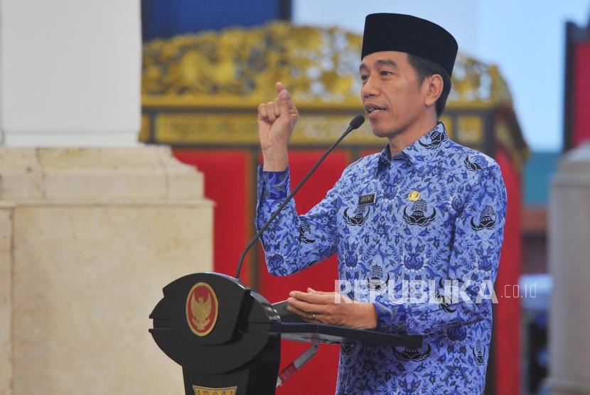 Rakornas Korpri: Presiden Joko Widodo memberikan arahan saat membuka Rapat Kerja Nasional Korps Pegawai Negeri (KORPRI) di Istana Negara, Jakarta, Selasa (26/2).