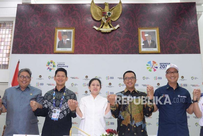 Venue Asian Para Games Siap Digunakan. Menko PMK Puan Maharani (tengah) bersama Mensos Agus Gumiwang, Menpora Imam Nahrawi, Ketua Inapgoc Raja Sapta Oktohari, dan Cdm Asian Para Games Arminsyah (dari kanan) berfoto usai menggelar konferensi pers kesiapan Asian Para Games 2018 di Jakarta, Kamis (4/10).