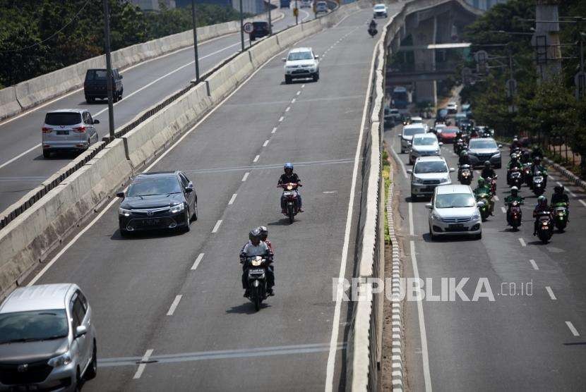 Sejumlah pengendara sepeda motor melintasi Jalan Layang Non-Tol (JLNT) Kampung Melayu - Tanah Abang di Jakarta, Kamis (6/9).
