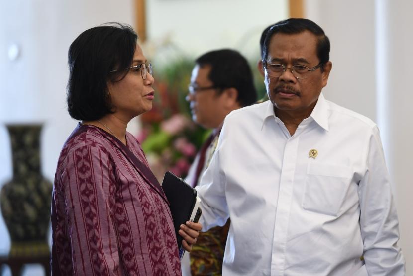 Menteri Keuangan Sri Mulyani (kiri) berbincang dengan  Jaksa Agung HM Prasetyo sebelum mengikuti Sidang Kabinet Paripurna di Istana Bogor, Jawa Barat, Senin (8/7/2019).