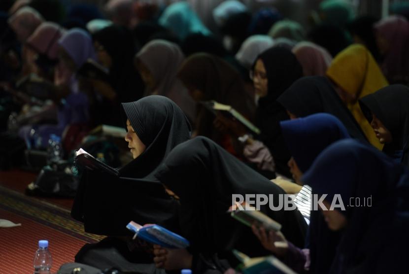Sejumlah umat muslim membaca Alquran secara serentak saat Tabligh Akbar di Masjid Istiqlal, Jakarta, Rabu (3/4).