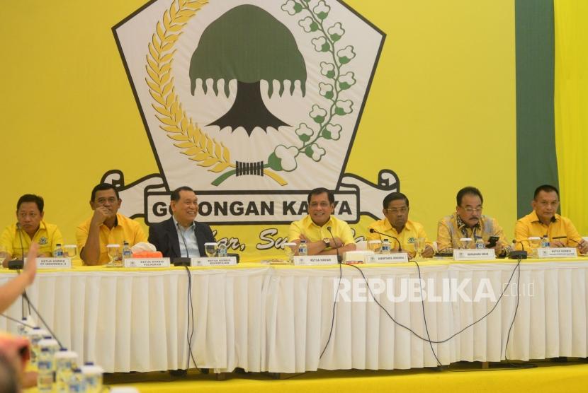 Ketua Harian Partai Golkar Nurdin Halid (tengah) bersama Sekjen Idrus Marham (ketiga kanan) dan sejumlah ketua koordinator bidang melaksanakan rapat pleno di kantor DPP Partai Golkar, Jakarta, Selasa (21/11).