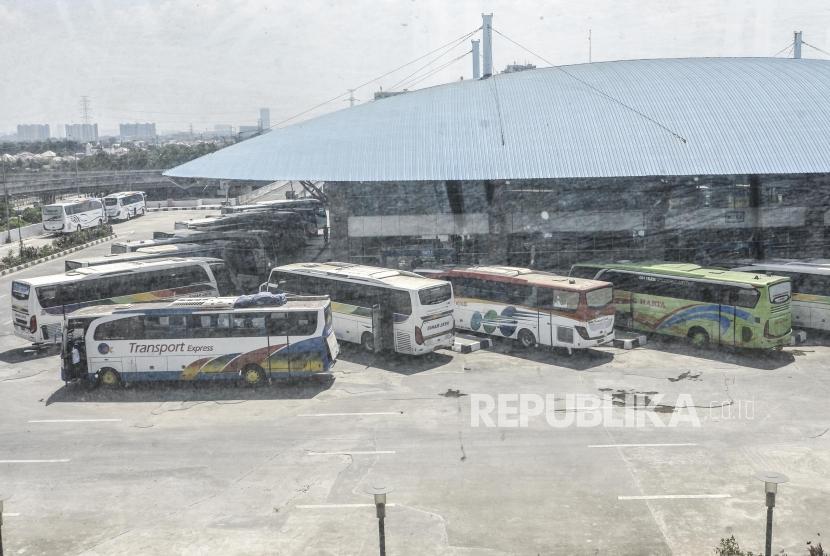 Suasana bus antar kota yang terparkir di Terminal Pulogebang, Jakarta Timur  (ilustrasi) 