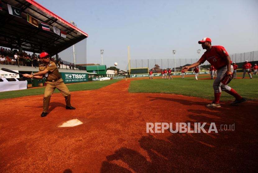 Gubernur DKI Jakarta Anies Baswedan memukul bola baseball seusai peresmian venue Baseball di GOR Pemuda Rawamangun, Jakarta, Senin (13/8).