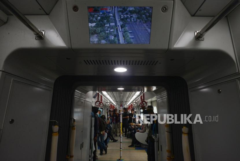 Sejumlah awak media saat menaiki Light Rail Transit (LRT) di Jakarta, Senin (25/2).