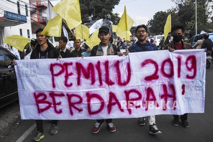 Sejumlah massa yang tergabung dalam Kesatuan Aksi Mahasiswa Muslim Indonesia (KAMMI) Jawa Barat melakukan aksi kemanusiaan Duka Korban Pemilu 2019 di depan Kantor KPU Provinsi Jawa Barat, Kota Bandung. Di Pemilu 2019, sebanyak 894 petugas KPPS meninggal dunia karena kelelahan dan sakit.