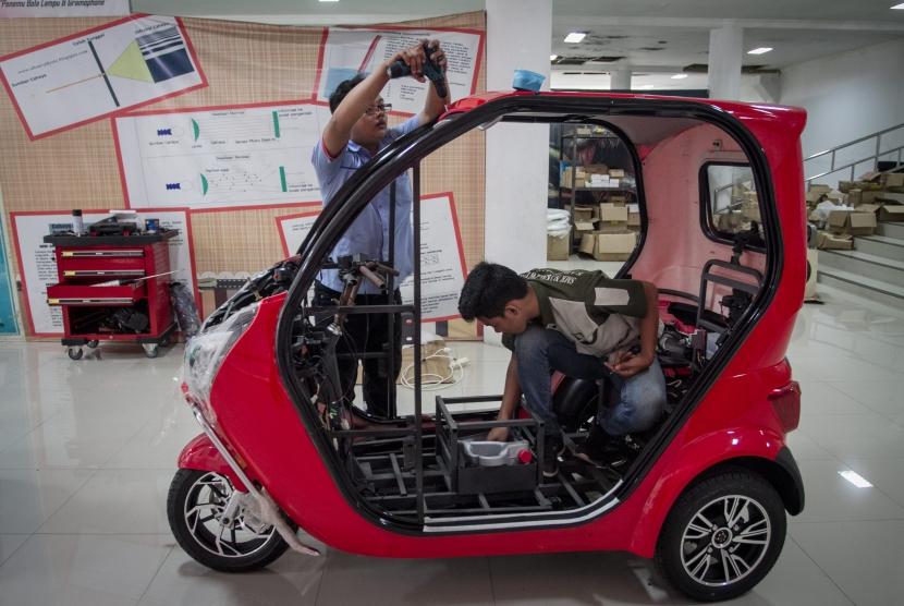 Teknisi menyelesaikan proses perakitan motor listrik Aglis buatan Solo Electric Vehicle Indonesia (Sevi) di Solo Technopark, Solo, Jawa Tengah, Kamis (29/11/2018).