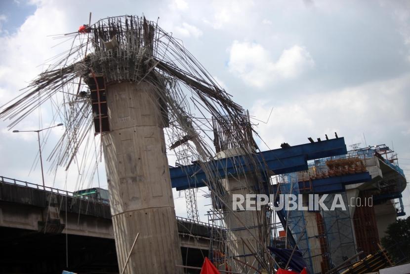 Suasana kondisi tiang girder proyek pembangunan Tol Bekasi-Cawang-Kampung Melayu (Becakayu) yang ambruk di Jalan DI Panjaitan, Jakarta, Selasa (20/2).