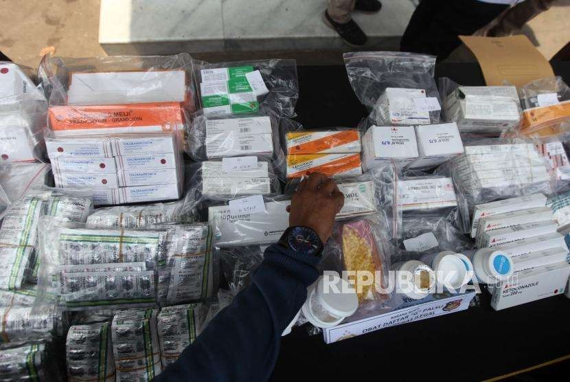 Petugas memperlihatkan barang bukti obat-obatan saat rilis pengungkapan kasus tindak pidana peredaran yang diduga palsu dan obat keras ilegal di Mapolda Metro Jaya, Jakarta, Selasa (18/9).