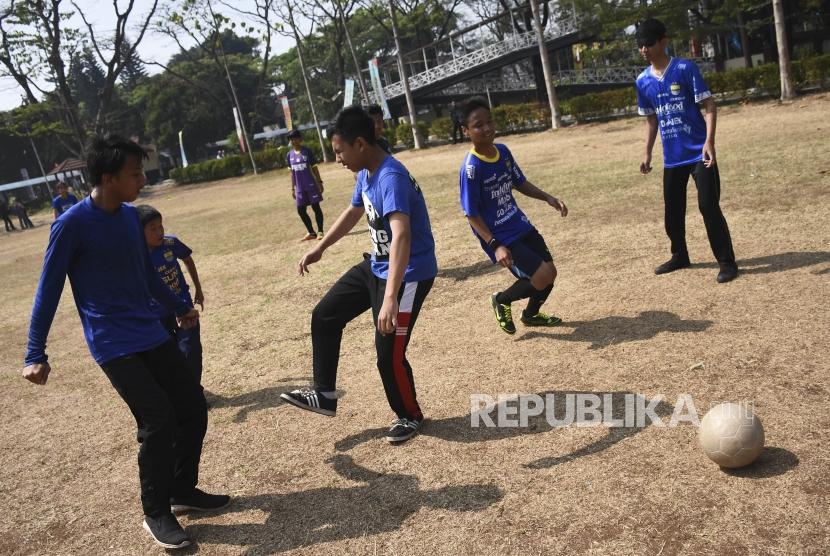 Siswa bermain sepakbola 