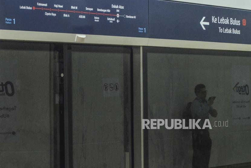 Penumpang menunggu MRT (Mass Rapid Transit) di stasiun Dukuh atas, Jakarta Pusat, Senin (13/5).