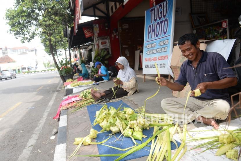 Penjualan Ketupat. Pedagang menjajakan ketupat untuk lebaran Idul Fitri di Pasar Kranggan, Yogyakarta, Senin (3/6/2019).