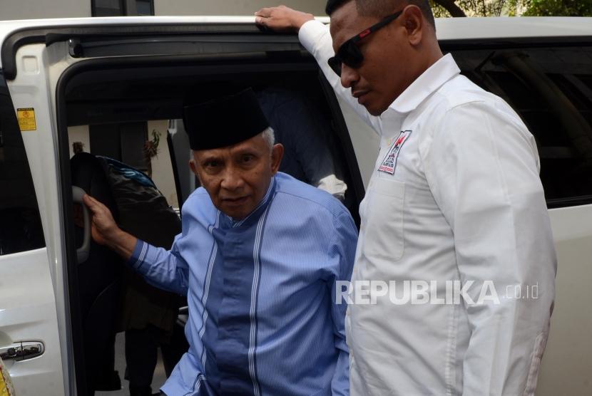 Ketua Dewan Kehormatan PAN Amien Rais tiba untuk melakukan pemeriksaan di Ditreskrimum Polda Metro Jaya, Jakarta, Jumat (24/5).