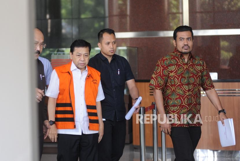Tersangka kasus korupsi pengadaan proyek KTP Elektronik Setya Novanto berjalan menuju mobil usai melakukan pemeriksaan di Gedung KPK, Jakarta, Selasa (6/12).