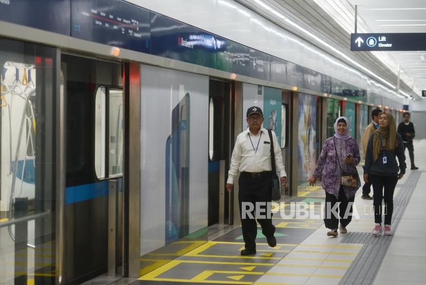 Warga saat turun dari kereta MRT di Stasiun Bundaran HI, Jakarta, Senin (25/3).