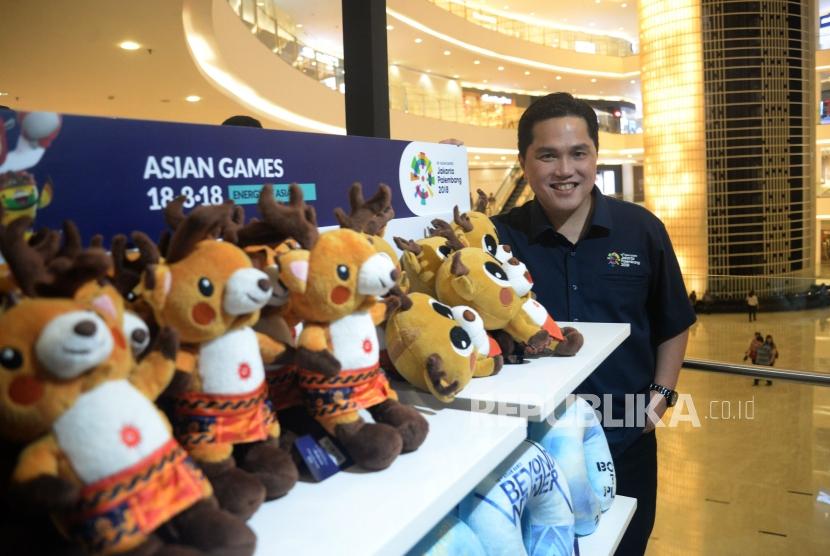 Ketua Inasgoc Erick Thohir berfoto usai launching official merchandise Asian Games 2018 di Mall Senayan City, Jakarta, Jumat (23/3).