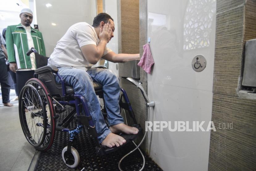 Apakah Keluar Darah Membatalkan Wudhu?. Masjid Ramah Disabilitas.Umat muslim penyandang disabilitas tuna rungu saat berwudhu di Masjid El Syifa, Ciganjur, Jakarta Selatan, Senin (27/5).