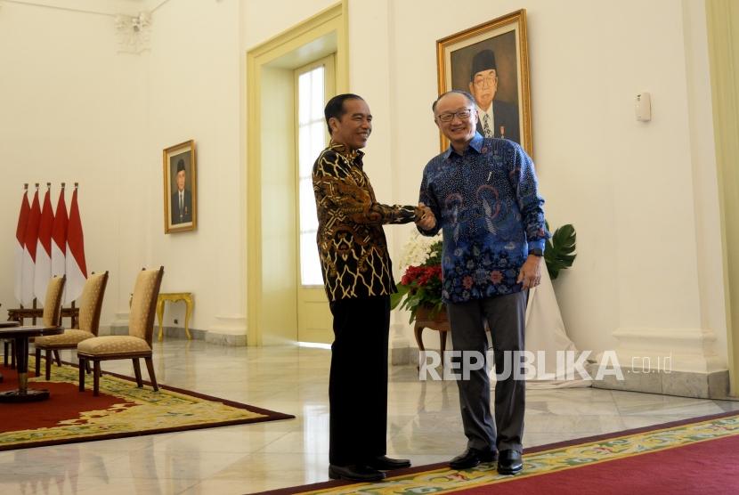 President Joko Widodo (left) receives World Bank President Jim Yong Kim at Bogor Palace, West Java, Wednesday (July 4).