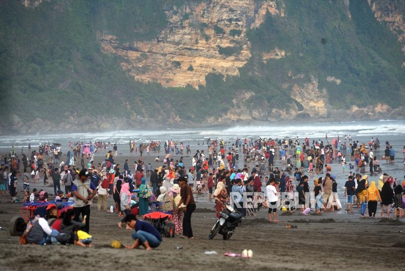 Bantul Siapkan Acara Malam Tahun Baru di Sejumlah Tempat. Warga memadati kawasan wisata Pantai Parangtritis di Bantul, Yogyakarta (ilustrasi).