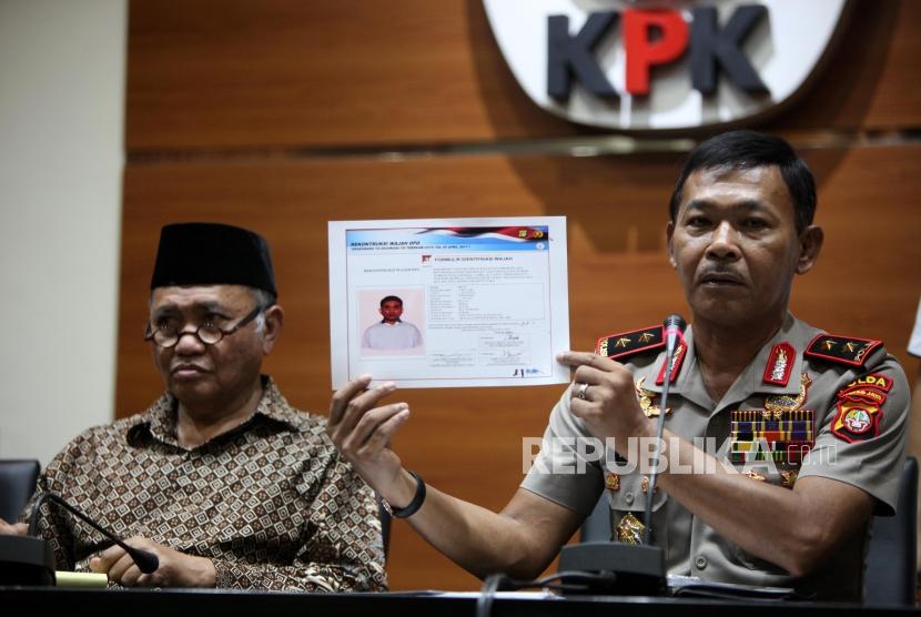 Kapolda Metro Jaya Irjen Idham Azis (kanan) didampingi Ketua KPK Agus Rahardjo (kiri) memperlihatkan sketsa terduga pelaku penyiraman air keras kepada penyidik KPK Novel Baswedan saat konferensi pers di Gedung KPK, Jakarta, Jumat (24/11).