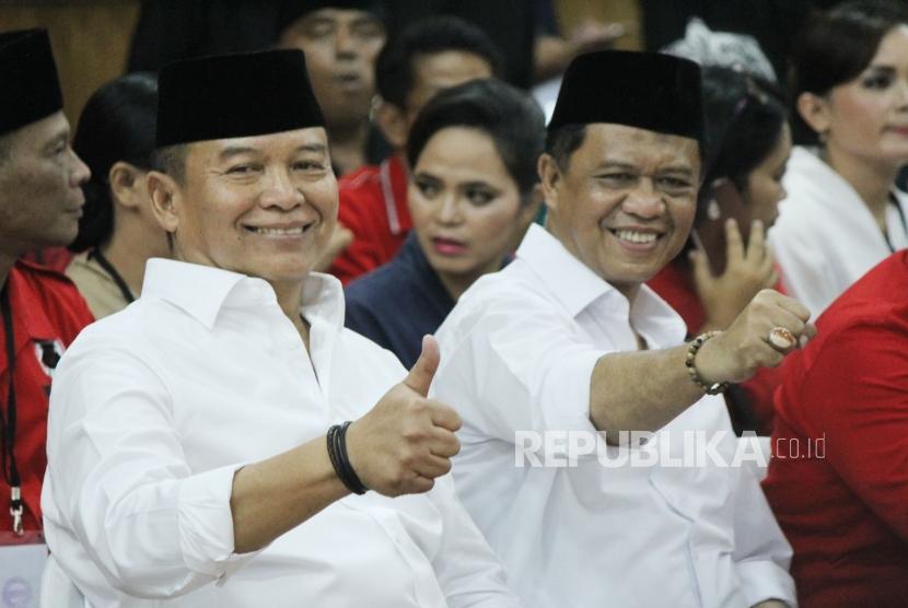 Bakal calon Gubernur dan Wakil Gubernur Jawa Barat Bakal Jawa Barat TB Hasanuddin dan Anton Charliyan mengacungkan jempol saat hadir untuk melakukan pendaftaran di Kantor KPU Jawa Barat, Kota Bandung, Rabu (10/1).