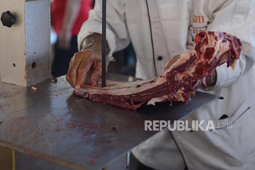 Dua Dokter Diterjunkan Awasi Qurban di Masjid Istiqlal. Petugas saat memotong daging kurban di Masjid Istiqlal, Jakarta. Ilustrasi
