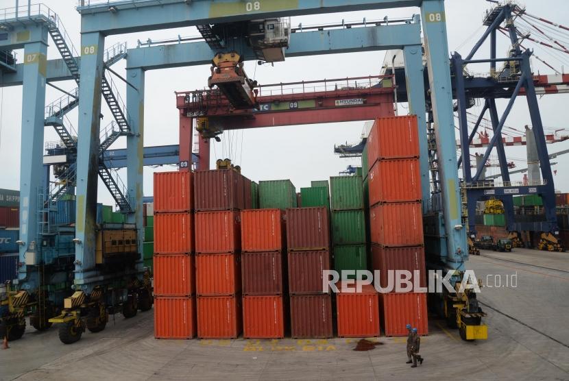 Aktivitas bongkar muat peti kemas di Pelabuhan Tanjung Priok, Jakarta, Rabu (15/11).