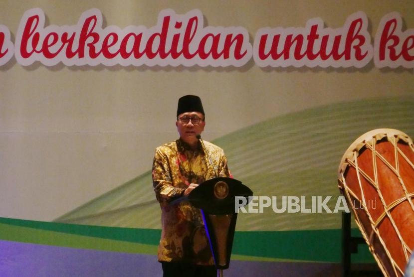 Ketua MPR Zulkifli Hasan menyampaikan kata sambutannya pada acara pembukaan Musyawarah Nasional ke 10 Korps Alumni Himpunan Mahasiswa Islam (KAHMI) di Medan, Sumatera Utara, Jumat (17/11).