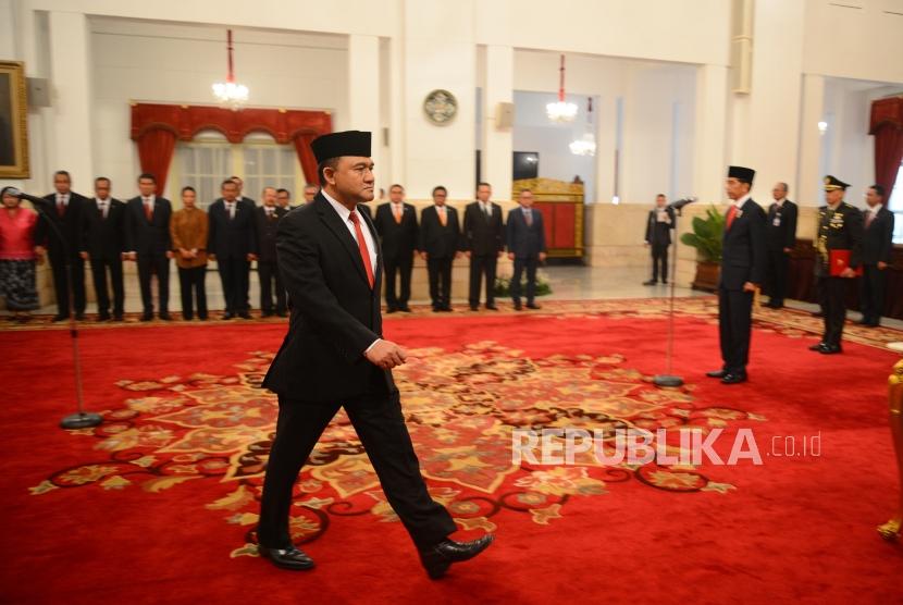 Pelantikan Kepala BNN. Kepala Badan Narkotika Nasional (BNN) Heru Winarko bersiap menandatangani berita acara pelantikan bersama Presiden Joko Widodo usai pelantikan di Istana Negara, Jakarta, Kamis (1/3).