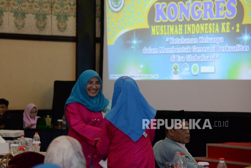 Ketua MUI Bidang Perempuan Remaja dan Keluarga Amany Lubis menyalami peserta kongres usai memberikan sambutan pada pembukaan kongres muslimah Indonesia ke-2 di Jakarta ,Senin (17/12).