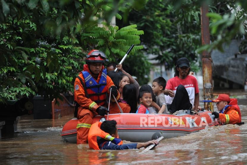 Mushala Al-Innayah terkena banjir di kawasan Pejaten Timur,Jakarta, Senin (5/2).