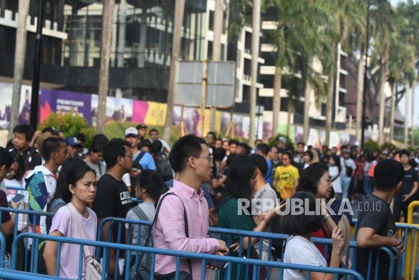  Suasana antrean  penonton di loket tiket Asian Games  di Kawasan Gelora Bung Karno, Jakarta, Rabu (22/8).