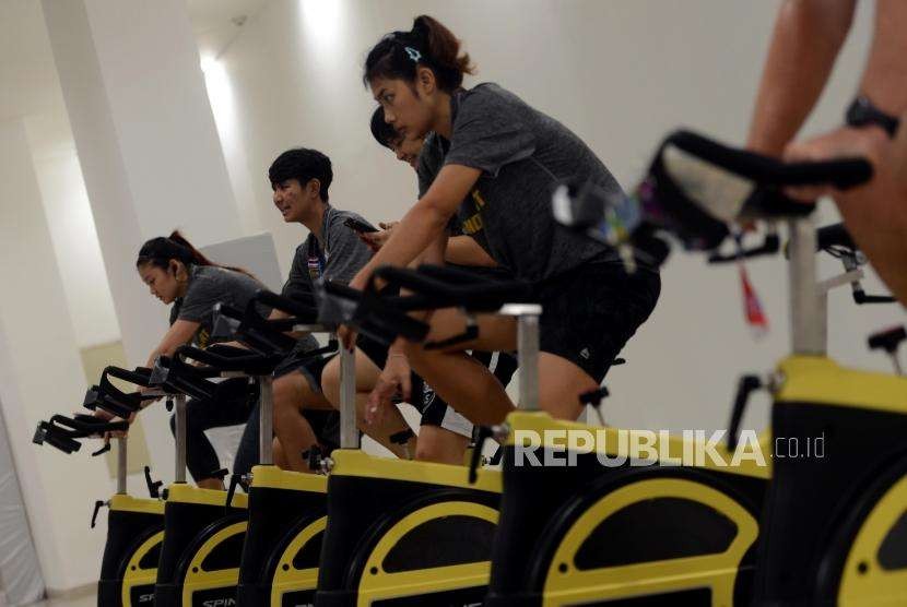 Sejumlah atlet peserta Asian Games 2018 saat latihan gym di Wisma Atlet, Kemayoran, Jakarta, Senin (13/8).