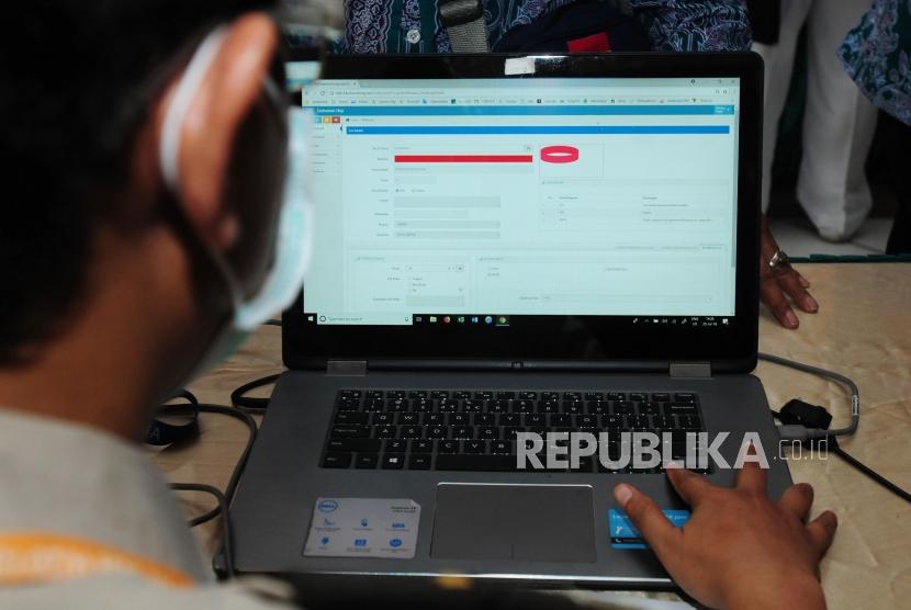 Petugas memeriksa riwayat kesehatan calon jamaah haji melalui kartu kesehatan di Asrama Haji Bekasi, Bekasi, Jawa Barat, Rabu (25/7).