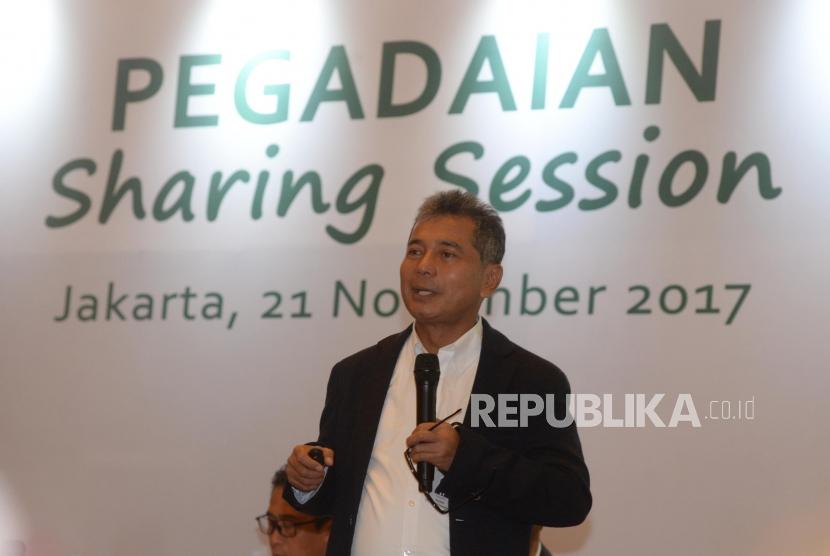 Direktur Utama Pegadaian Sunarso memberikan pemaparan tentang Pegadaian saat acara 'sharing session' di Jakarta, Selasa (21/11).