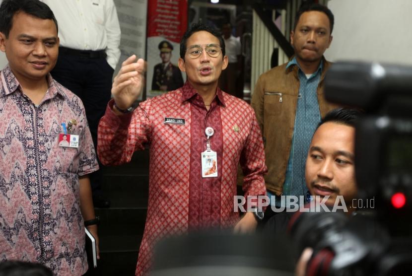 Wakil Gubernur DKI Jakarta Sandiaga Uno memberikan keterangan kepada media seusai menjalani pemeriksaan dalam kasus dugaan penipuan dan penggelapan tanah di Direktorat Reserse Kriminal Umum Polda Metro Jaya, Jakarta, Kamis (18/1).