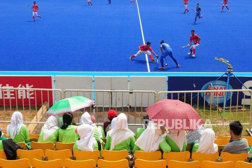 Penonton melihat pertandingan Tim Hoki Indonesia melawan Tim Hoki Thailand pada cabang olahraga Hoki Asian Games 2018 di Lapangan Hoki Komplek Gelora Bung Karno, Kamis (30/8).