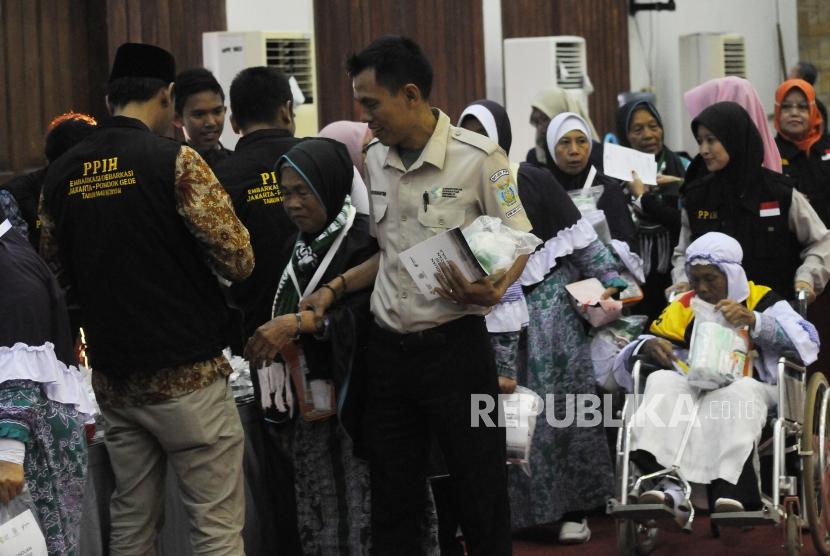 Asrama Haji Pondok Gede.Petugas kantor imigrasi memeriksa kelengkapan administrasi dokumen calon jamaah haji kloter II dari Banten, di Asrama Haji Pondok Gede, Jakarta Timur, Ahad,(7/7).