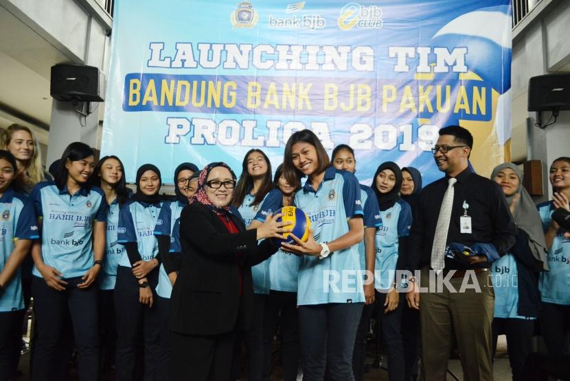 Direktur Konsumer dan Ritel Bank BJB Suartini (berkecamata) berfoto bersama para pemain voli putri Bank BJB pada Launching Tim Voli Bandung Bank BJB Pakuan, di Atmosphere Resort Cafe, Kota Bandung, Selasa (4/12).