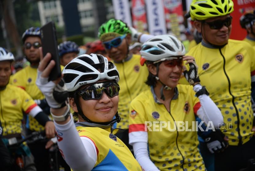 Touring Sepeda Mudik Lebaran. Peserta mengikuti pelepasan peserta touring sepeda Jakarta-Surabaya untuk kampanye Zero Accident Ride di Bundaran Hotel Indonesia, Jakarta, Ahad (29/4).