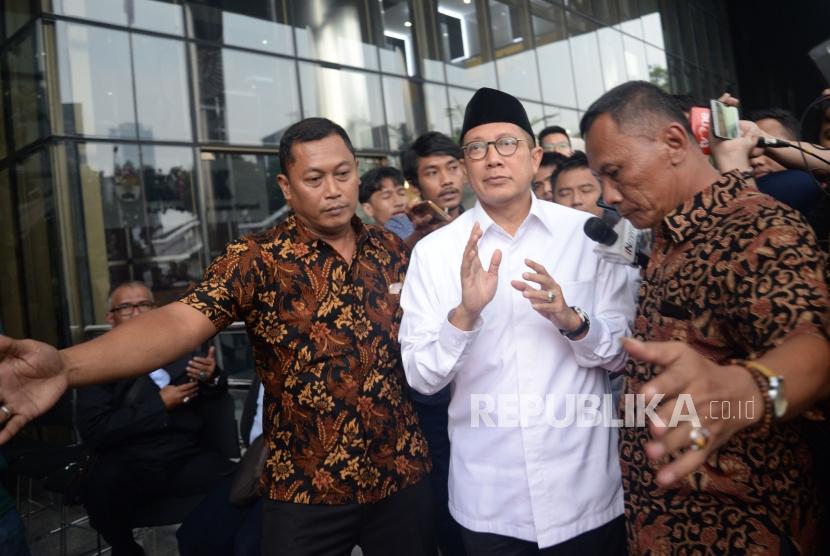 Menteri Agama Lukman Hakim Saifuddin seusai menjalani pemeriksaan di kantor KPK, Jakarta, Rabu (8/5).
