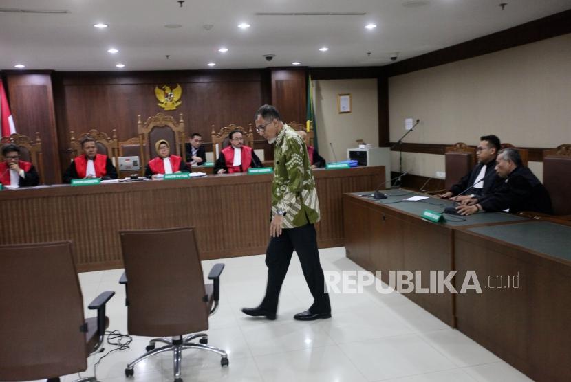 Terdakwa kasus suap pengadaan drone dan alat satellite monitoring di Bakamla Nofel Hasan (kanan) bersiap untuk menjalani sidang vonis di Pengadilan Tipikor, Jakarta, Senin (19/3).