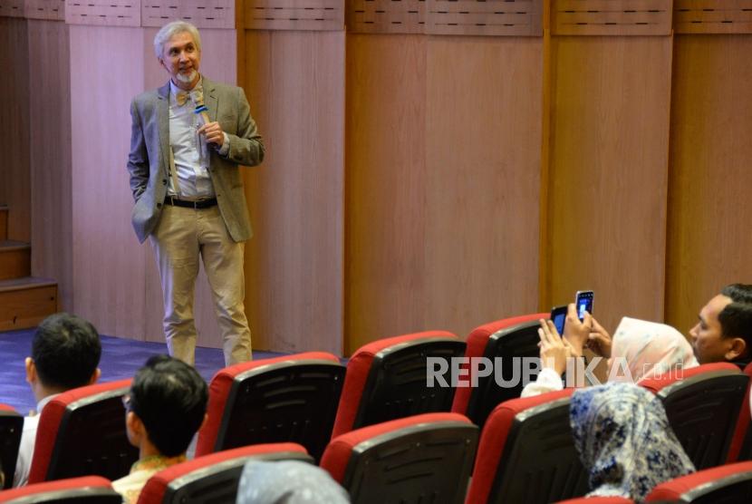 Founder Karim Consulting Indonesia, Adiwarman Karim memaparkan Outlook Perbankan Syariah 2019 di Auditorium Perpustakaan Nasional Republik Indonesia, Jakarta , Kamis (6/12).